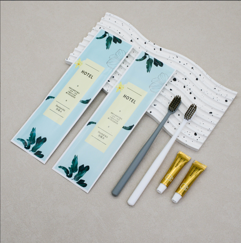 灰白八角喷砂6g氨基酸环保涂层纸牙刷克重：全新料10克pp聚丙烯 刷毛：0.15mm咖棕火焰毛 牙膏：6g氨基酸牙膏 包装：三边封环保涂层纸 孔数：31孔（1000/箱）整箱发货