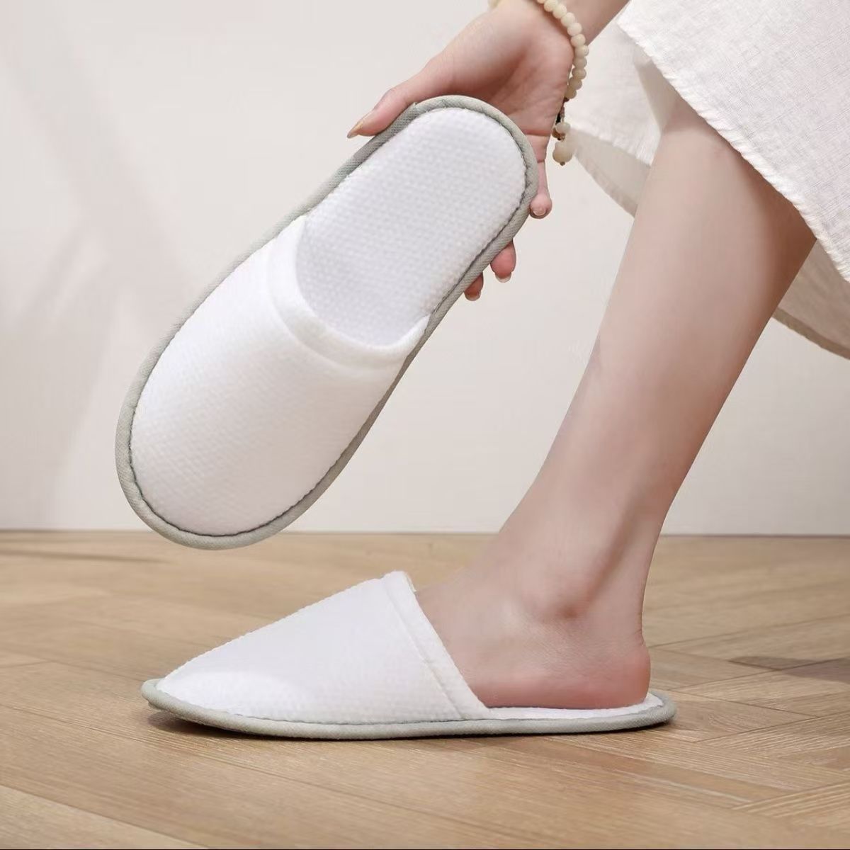 珍珠棉拖鞋鞋底：5mm压麻水波纹 尺寸：28*11     面料：珍珠棉穿金线        包边条：白色无纺布