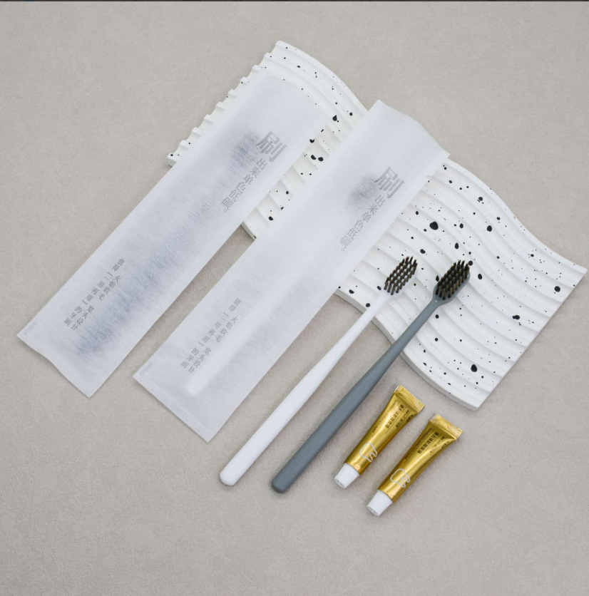 通货-灰白大头圆柱6g氨基酸无纺布 牙刷克重：全新料8克pp聚丙烯 刷毛：0.15mm咖棕火焰毛 牙膏：6g氨基酸牙膏 包装：三边封无纺布 孔数：31孔（1000/箱）整箱发货