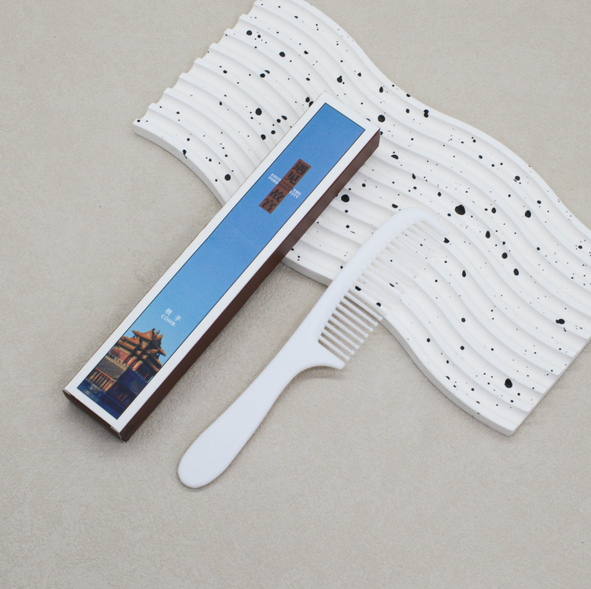 白半月梳全彩纸盒梳子克重：10克 梳子材质：全新料pp聚丙烯 包装：全彩纸盒（2000.箱）整箱发货
