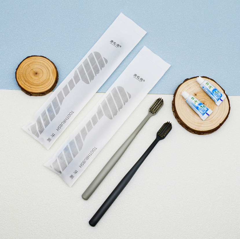 黑灰大头圆柱 纤逸带盖 星光膜款牙刷：8.5克pp聚丙烯 刷毛：0.15mm咖棕火焰毛 牙膏：3克纤逸带盖牙膏 包装：12丝星光膜 孔数：31孔