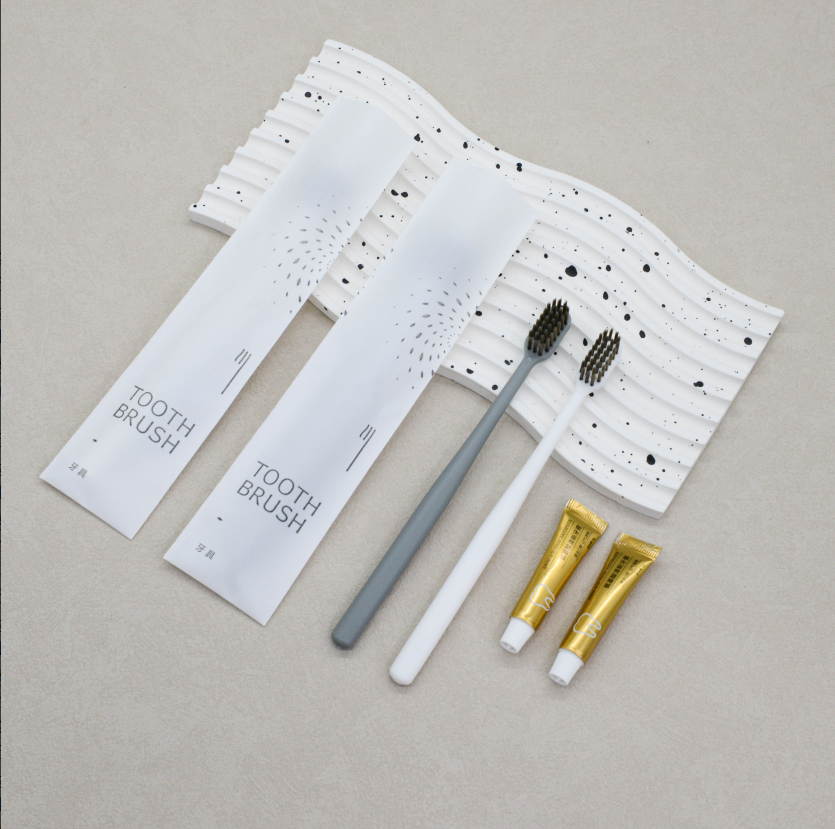 通货-灰白大头圆柱6g氨基酸星光膜丽枫款牙刷克重：全新料8克pp聚丙烯 刷毛：0.15mm咖棕火焰毛 牙膏：6g氨基酸牙膏 包装：12丝星光膜 孔数：31孔（1000/箱）整箱发货